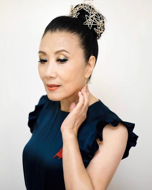 72岁汪明荃不服老,造型模仿24岁jennie,减龄还是翻车呢?