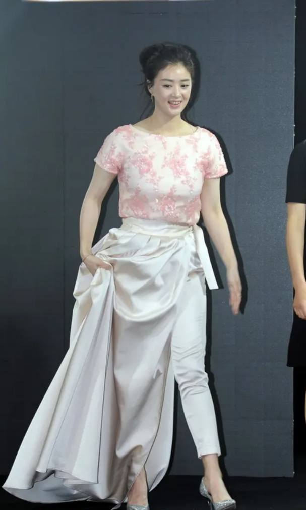 蒋欣也是尤物身材,穿红色紧身毛衣藏不住凹凸感,配西装a爆了