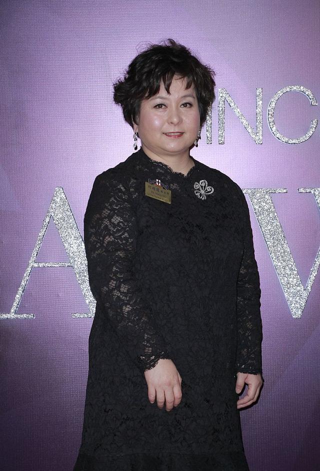 何鸿燊54岁女儿何超蕸外出聚餐打扮朴实最不受赌王宠爱仍最常探望父亲