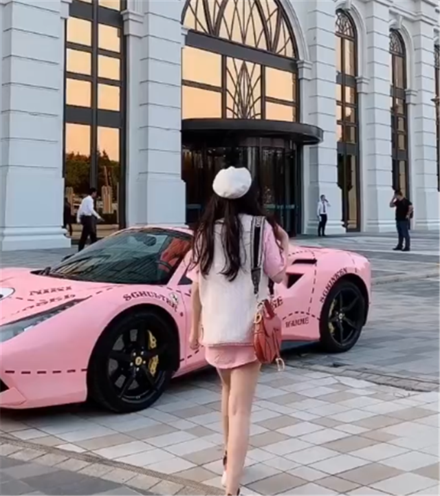 樱花粉法拉利458落地530万女车主00后乃是某集团千金