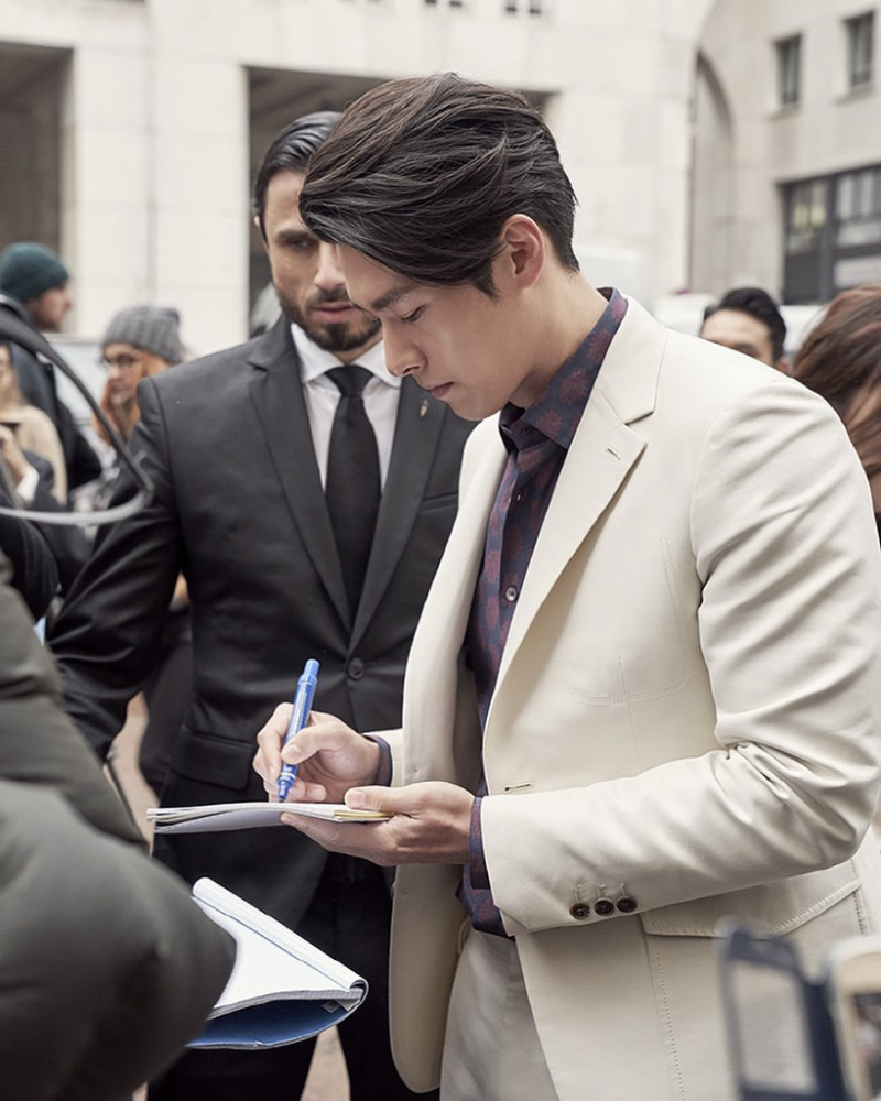 颜值无死角的玄彬,面对怼脸镜头,害羞了