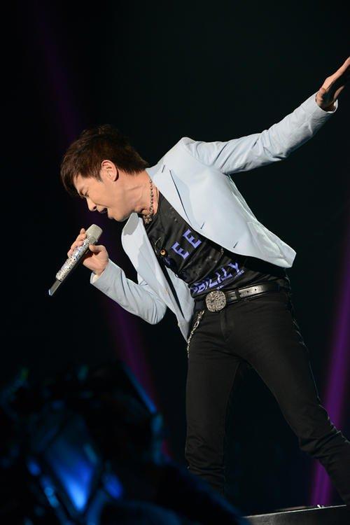 一代歌王伍思凯与妻子携手21年不离不弃零绯闻却被儿子坑惨