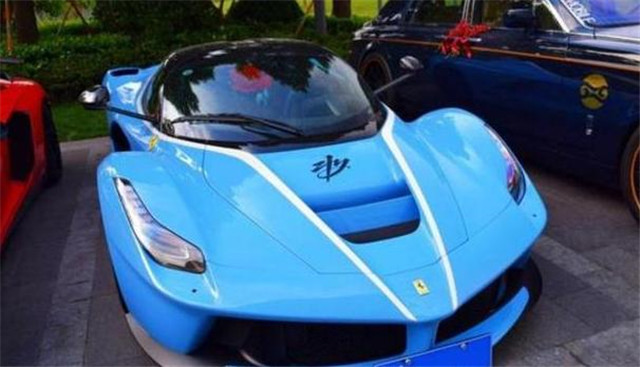 贾乃亮开4000万法拉利拉法特殊婴儿蓝配色车上还有签名