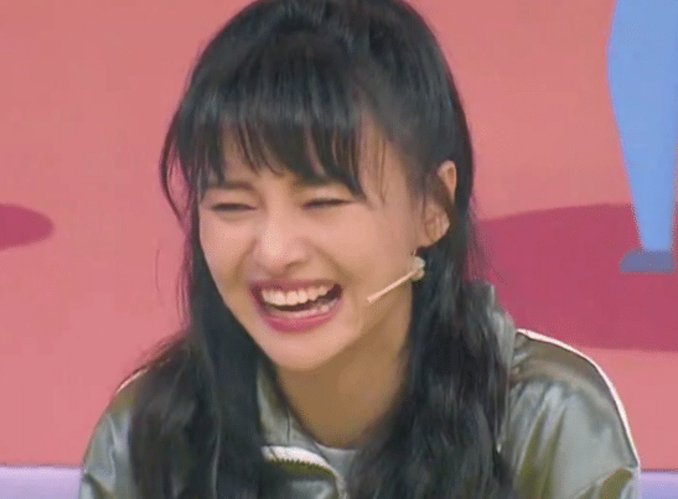 郑爽笑到脸"变形",嘴巴的痕迹不忍直视,看这次粉丝还能怎么洗白