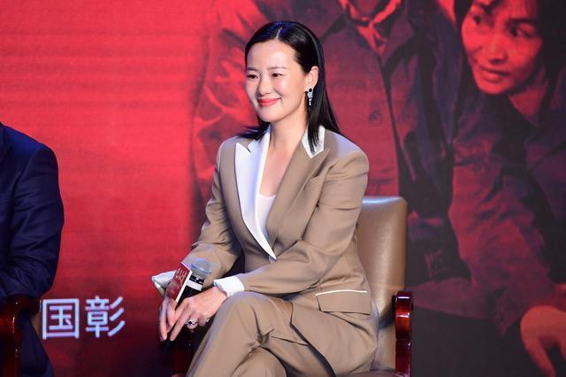 咏梅真“逆生长”！穿奶茶色西装显干练率性，右领白左领咖挺个性