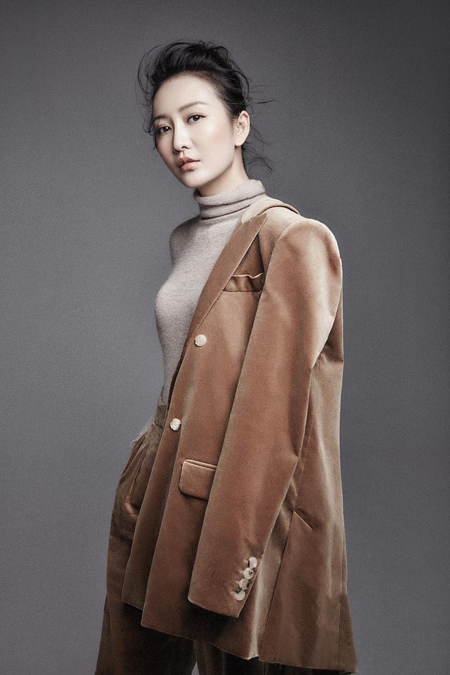 咏梅真"逆生长"!穿奶茶色西装显干练率性,右领白左领咖挺个性