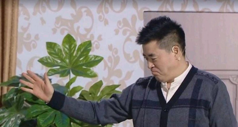 魏三回老家为母亲庆生,老房子旧年画显寒酸,被吐槽是假孝顺