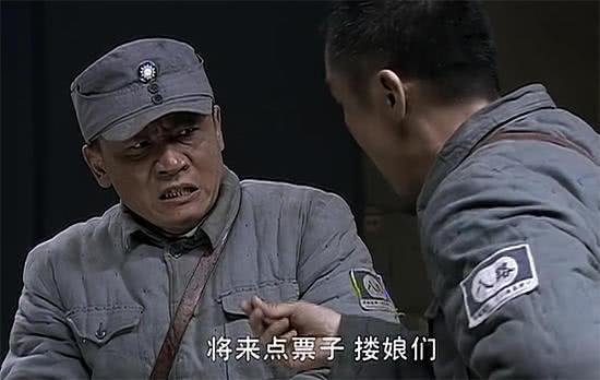 再看看新版,在新版《亮剑》中,孔捷虽然也拿了刀准备剁手指,但是动作