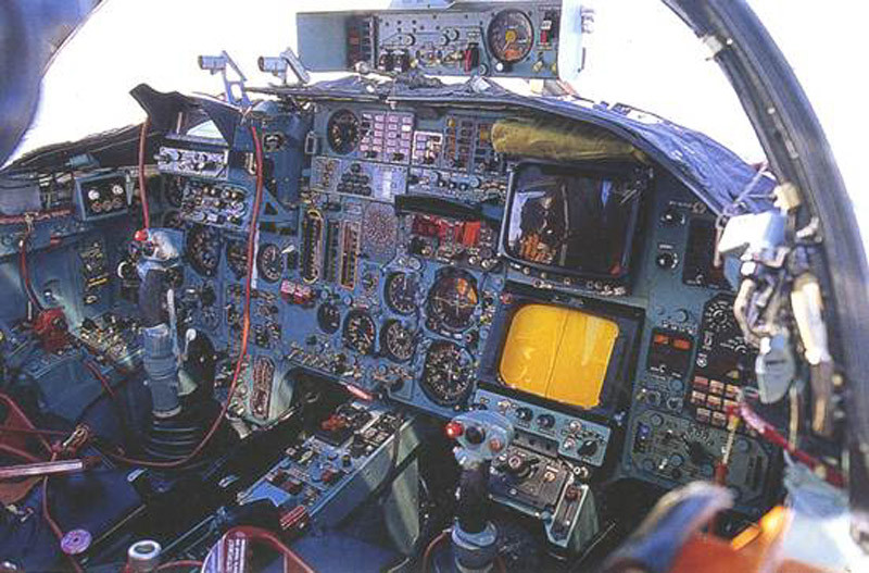 越老越吃香,苏-24"击剑手"战斗轰炸机_腾讯新闻