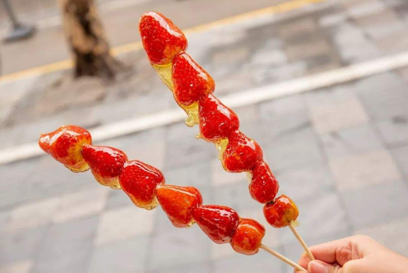 草莓一般来说都是吃新鲜的,如果买得多,也可以尝试下做草莓糖葫芦,用