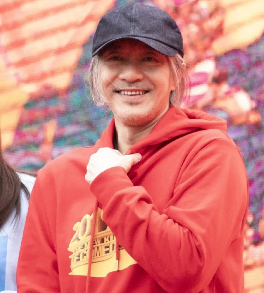 2020年,周星驰现今57岁与80岁的母亲住在一起,一向低调.