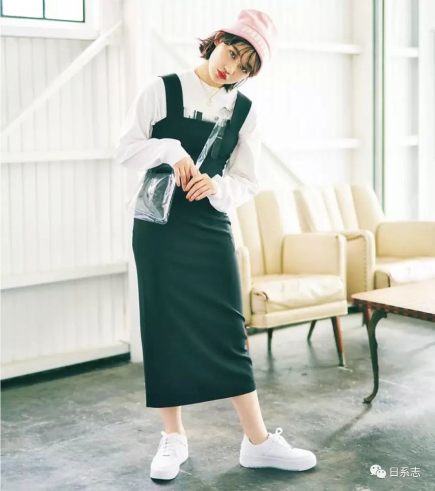 帅气的背带裙搭配女性化或商务感的单品,效果更出众.