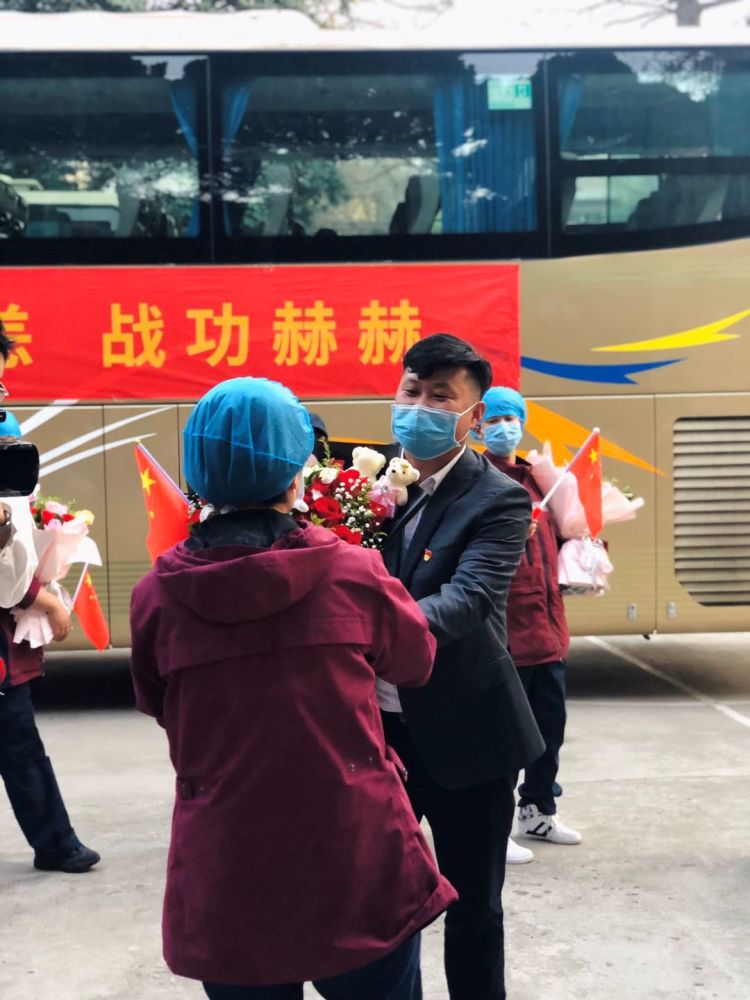 我们也看到了一个熟悉的身影 她就是英勇驰援武汉的 临潼妹子邵娜医生