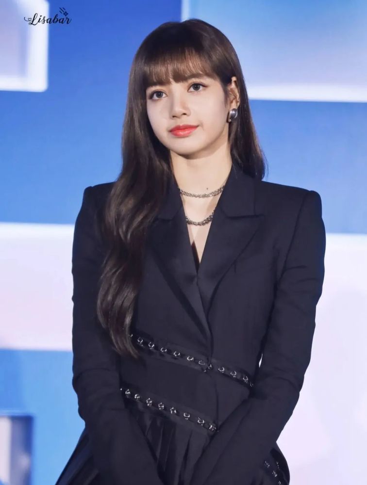 从妆容到穿搭跟着圆脸人间芭比lisa学让你秒变圆脸女神