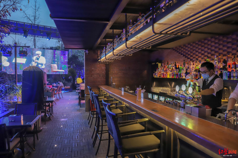 酒吧归来约一杯成都的夜吗