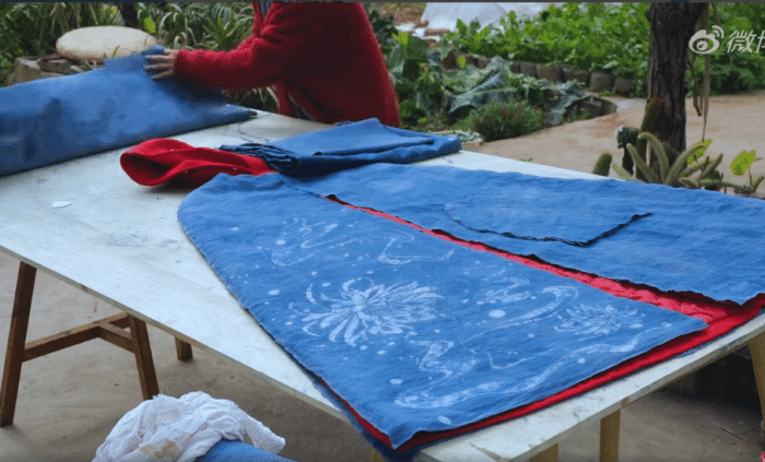 整个染布做衣的过程我只用了短短的几句话来描述,而李子柒却用了近