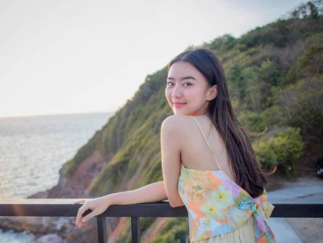 据知名泰娱媒体报道,今年刚刚24岁的演员,歌手pearwah nichaphat已经