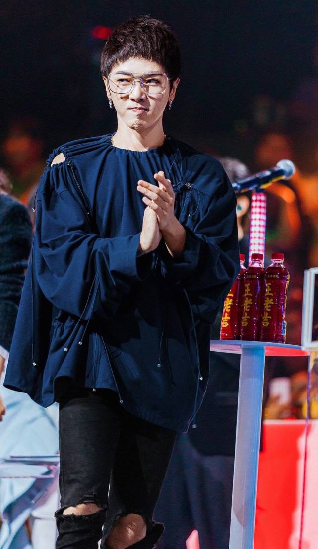 华晨宇露肩了,好想把他缝起来!