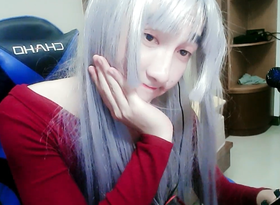 kpl知名团灭发动机女装上镜,寂然看到之后直言:爱了