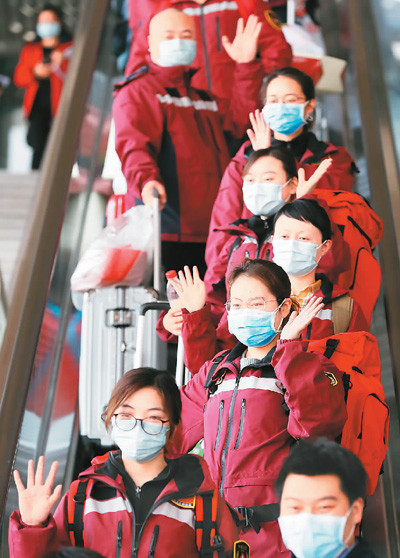 援鄂医疗队陆续踏上归程悬壶入荆楚高唱凯歌还