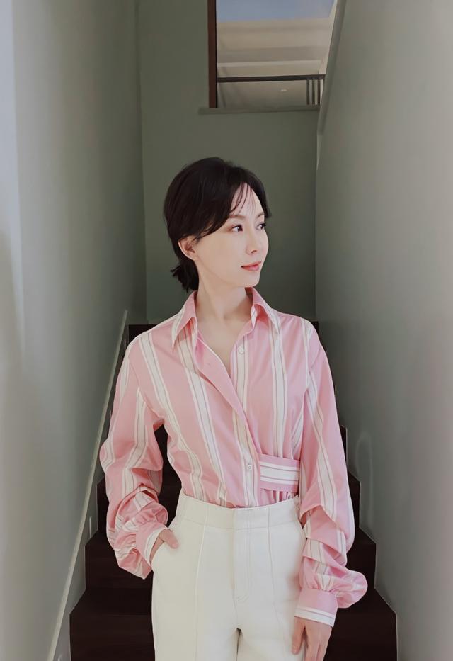 43岁陈数偏爱上少女粉,一件衬衫两种穿法,私服风格更多变