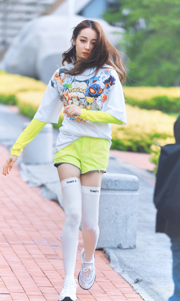 热巴大胆挑战"液体牛奶袜",迈开腿的那刻,直男简直淡定不了