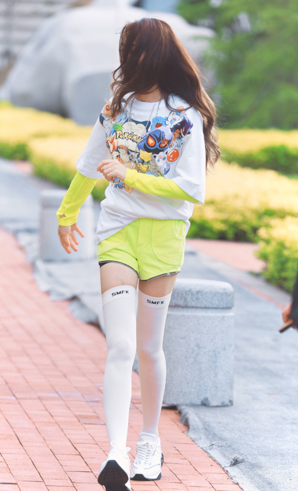 热巴大胆挑战"液体牛奶袜",迈开腿的那刻,直男简直淡定不了