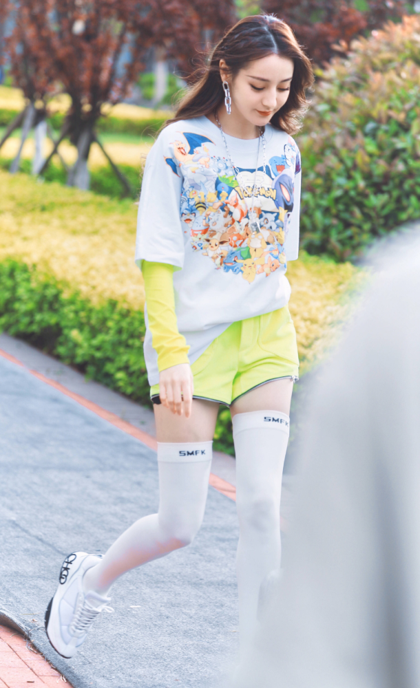 热巴大胆挑战"液体牛奶袜",迈开腿的那刻,直男简直淡定不了