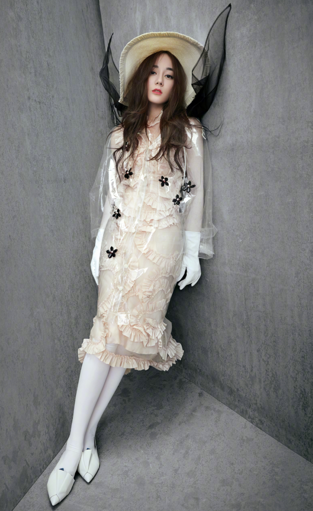 热巴大胆挑战"液体牛奶袜",迈开腿的那刻,直男简直淡定不了