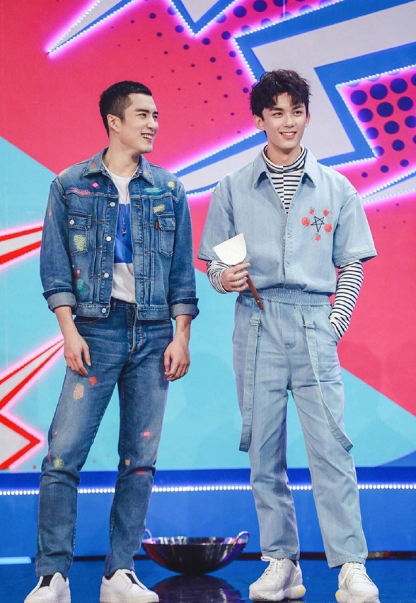 1米7和1米8差距有多大易烊千玺吴磊穿同款牛仔衣谁赢了