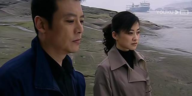 《岁月》剧照:祝涛与许小曼看到梁致远娶了秦梅,许小曼在绝望之余