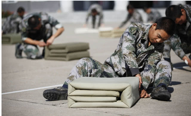 有种魄力叫军人叠被子美国印度像花卷看到中国时霸气侧漏