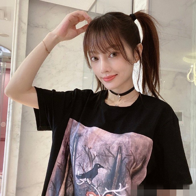 李小璐扎双马尾卖萌,亲自设计麋鹿插画,疑示爱pgone?