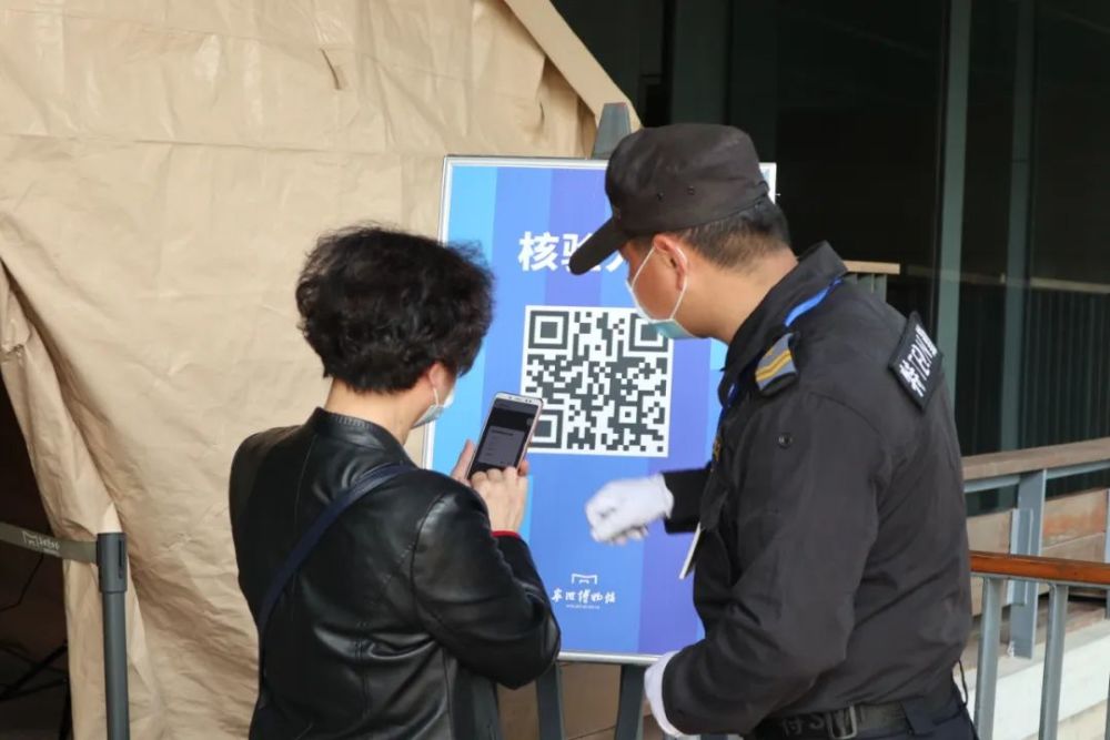 器租借服务暂停 ,观众可以通过扫描展品旁边的二维码来获取展品信息