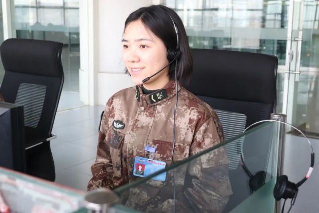 只闻其声的话务女兵这次真人出镜