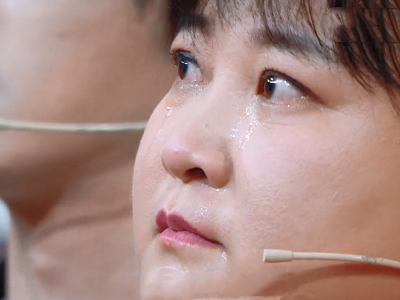 《王牌》节目组又煽情,韩雪贾玲大哭流泪,关晓彤强忍泪花让人心疼