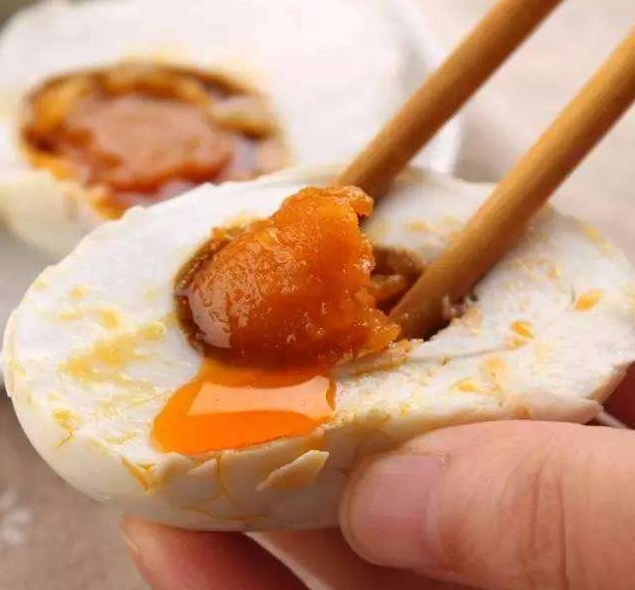 腌咸鸭蛋,只加盐是"外行"!多做2步,20天就起沙,蛋黄又红又油