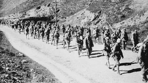 我军进军宁夏尖刀连被压在山沟指导员带头走向敌军反败为胜