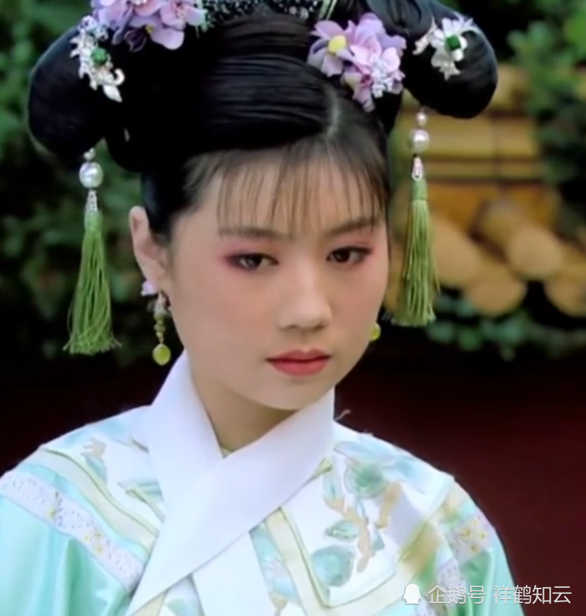 甄嬛传:青樱当面推开胧月时,甄嬛为何脸色大变却无动于衷?
