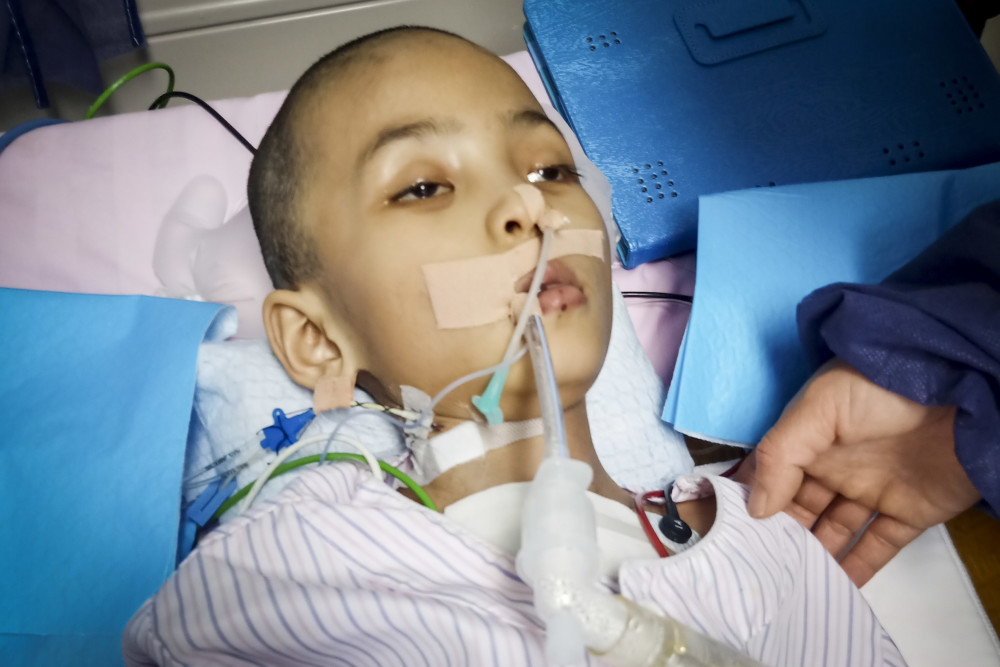 6岁女儿icu里抢救治疗60余天父母整日蹲守楼下不忍放弃