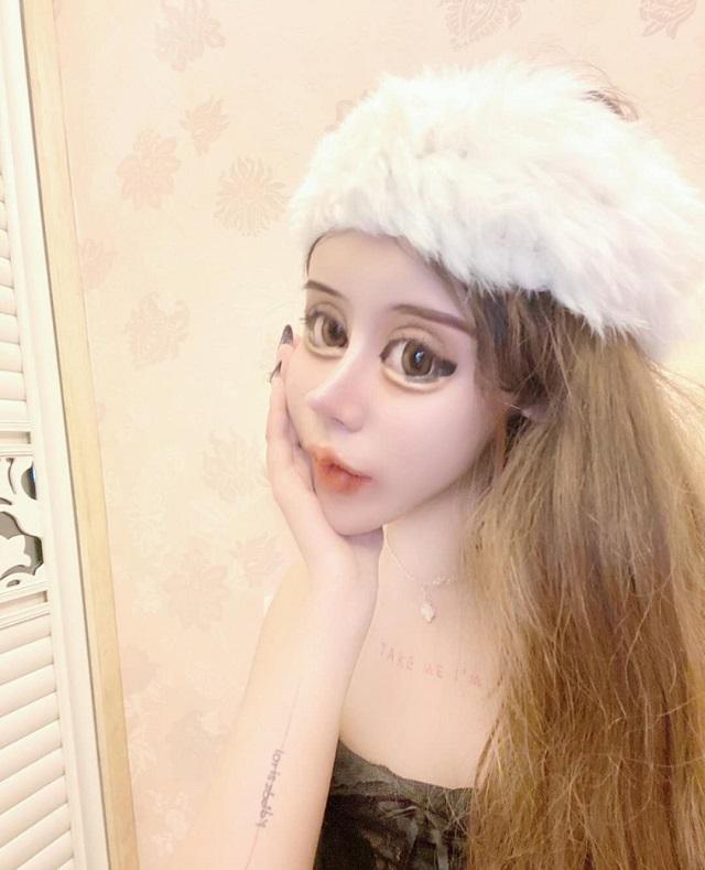 全网最强"换头术":13岁网红女孩疯狂整容60次,3年花费近百万