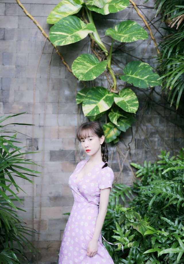 张檬是瘦了吗身穿紫色波点连衣裙很nice网友没认出来
