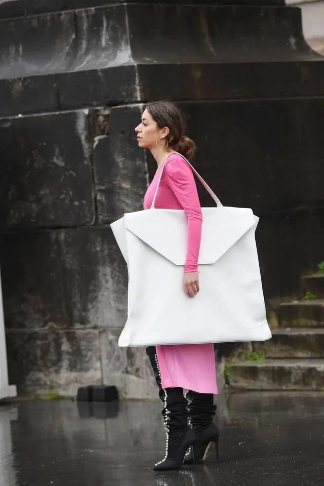 迷你小包不流行了今年最火的是麻袋包女明星都在拎它出街