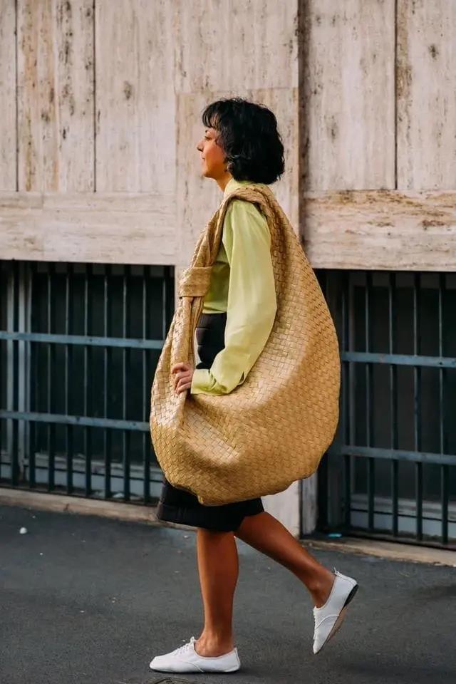 迷你小包不流行了今年最火的是麻袋包女明星都在拎它出街