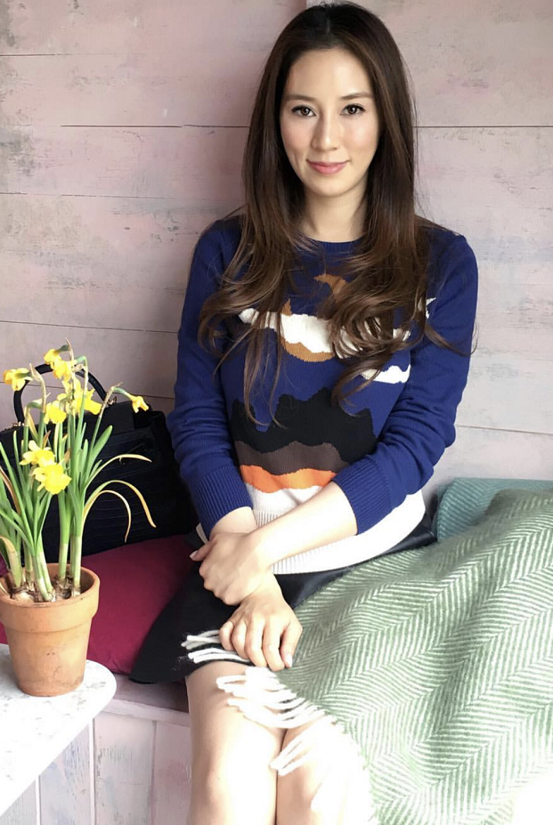 这种近乎素颜的妆容对于女士们容颜的要求是很高的,不过你们看徐子淇