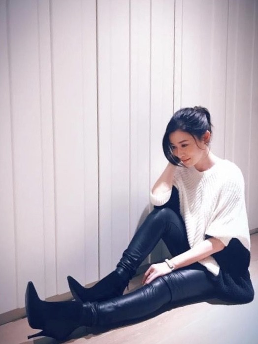 45岁佘诗曼罕有发性感照下装失踪露出修长美腿