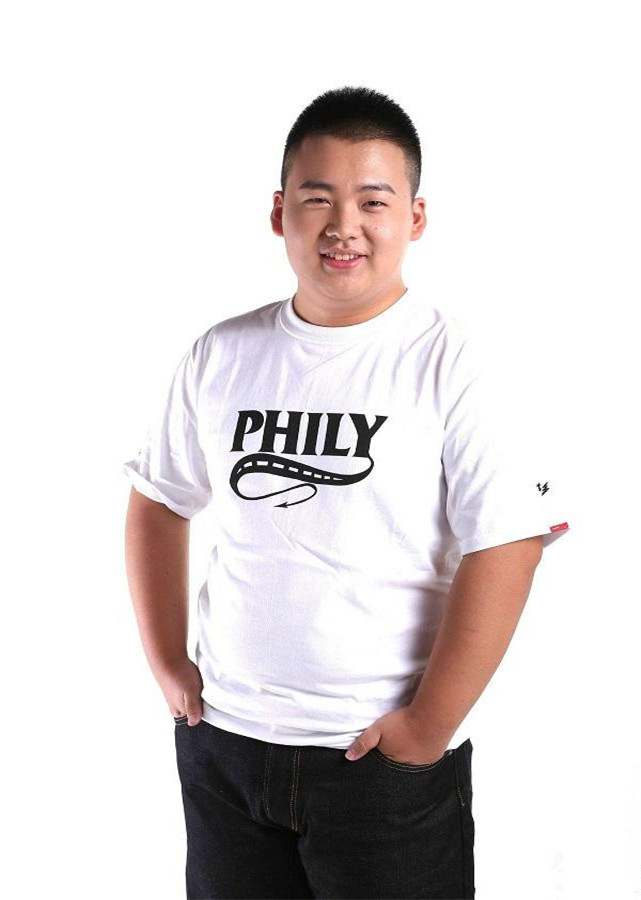 他小就是在人们眼皮子底下长大的,小时候的他是一位不折不扣的大胖子