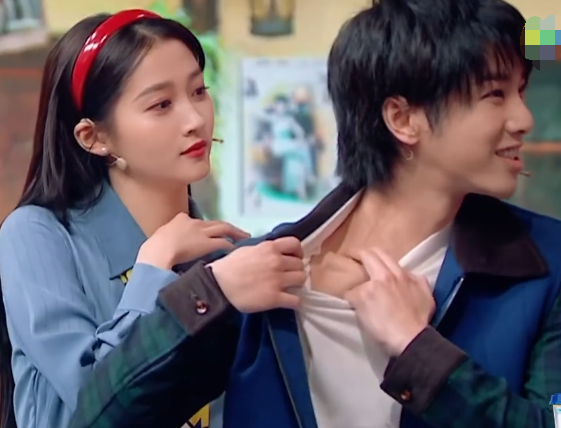 华晨宇锁骨能放32枚硬币,扯开衣领的瞬间,太羡慕贾玲了