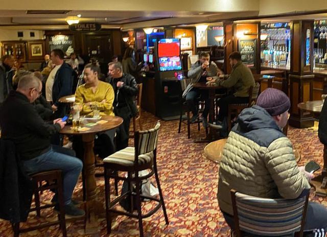 英国酒吧因疫情关闭人们群拥而至享受最后一晚扎堆喝到宿醉