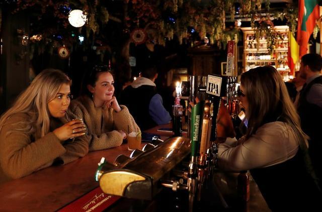 英国酒吧因疫情关闭人们群拥而至享受最后一晚扎堆喝到宿醉